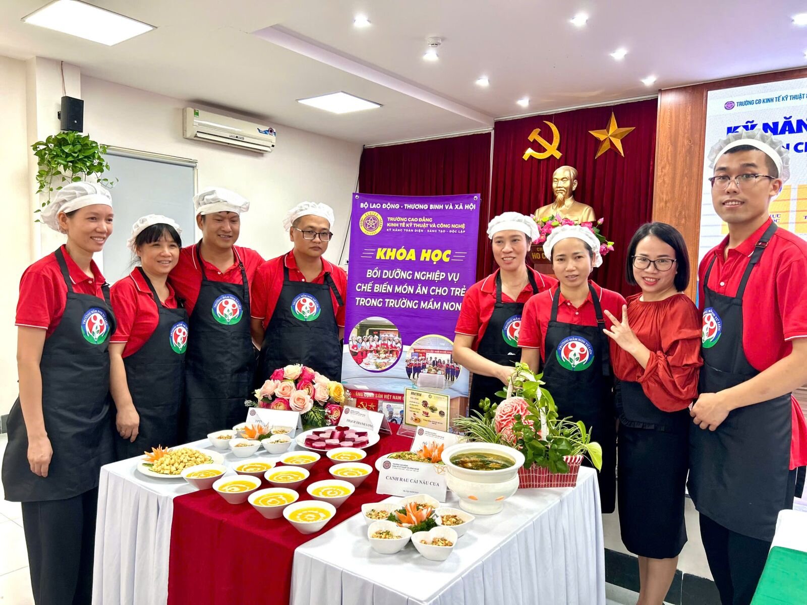 TRƯỜNG MẦM NON TỨ LIÊN TỔ CHỨC LỚP BỒI DƯỠNG CHUYÊN MÔN NGHIỆP VỤ CHO ĐỘI NGŨ NHÂN VIÊN NUÔI DƯỠNG NĂM HỌC 2025-2026