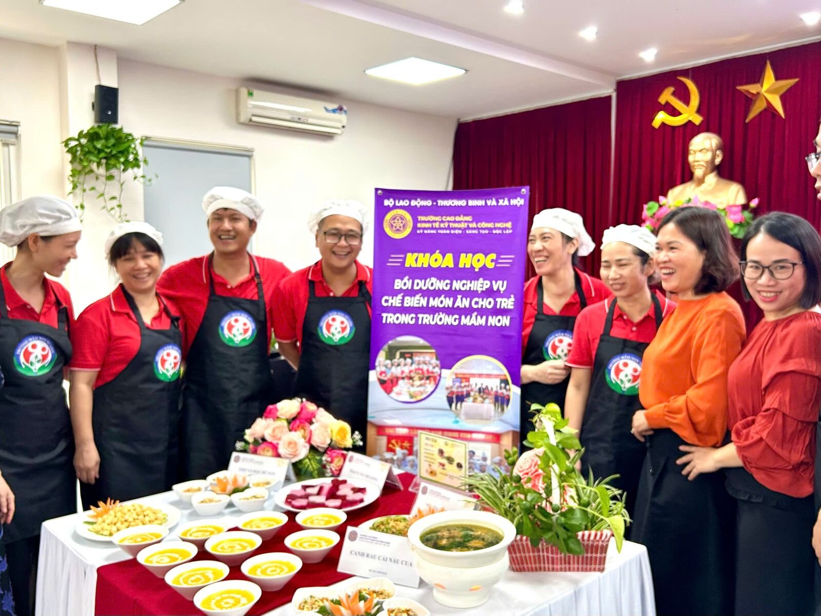 TRƯỜNG MẦM NON TỨ LIÊN TỔ CHỨC LỚP BỒI DƯỠNG CHUYÊN MÔN NGHIỆP VỤ CHO ĐỘI NGŨ NHÂN VIÊN NUÔI DƯỠNG NĂM HỌC 2025-2026