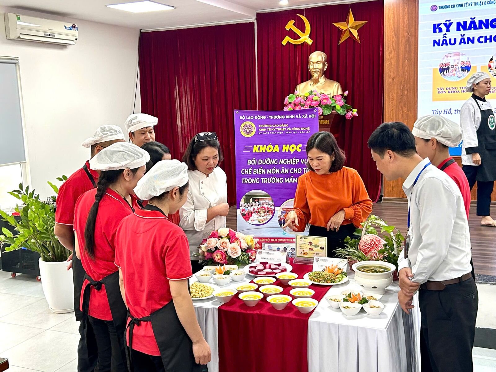 TRƯỜNG MẦM NON TỨ LIÊN TỔ CHỨC LỚP BỒI DƯỠNG CHUYÊN MÔN NGHIỆP VỤ CHO ĐỘI NGŨ NHÂN VIÊN NUÔI DƯỠNG NĂM HỌC 2025-2026