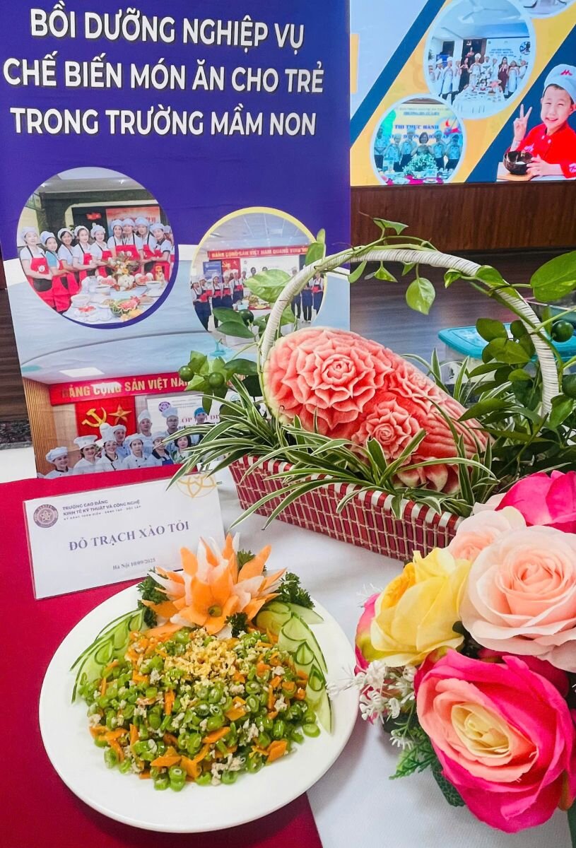 TRƯỜNG MẦM NON TỨ LIÊN TỔ CHỨC LỚP BỒI DƯỠNG CHUYÊN MÔN NGHIỆP VỤ CHO ĐỘI NGŨ NHÂN VIÊN NUÔI DƯỠNG NĂM HỌC 2025-2026