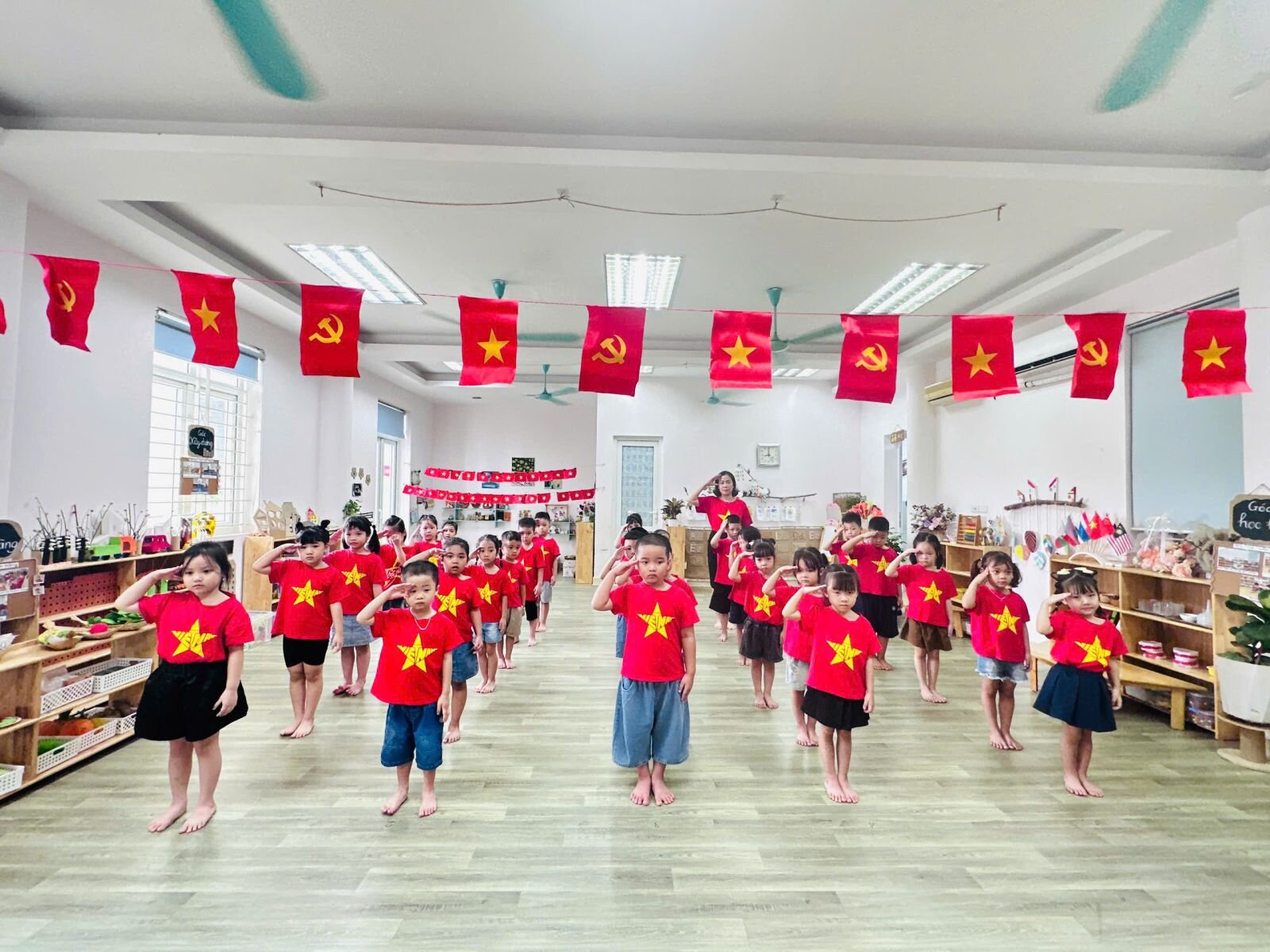 Học sinh lớp A5 tham gia vào hoạt động  chào cờ, xem tài liệu phóng sự chào mừng 80 năm ngày Quốc khánh nước CHXHCN Việt Nam