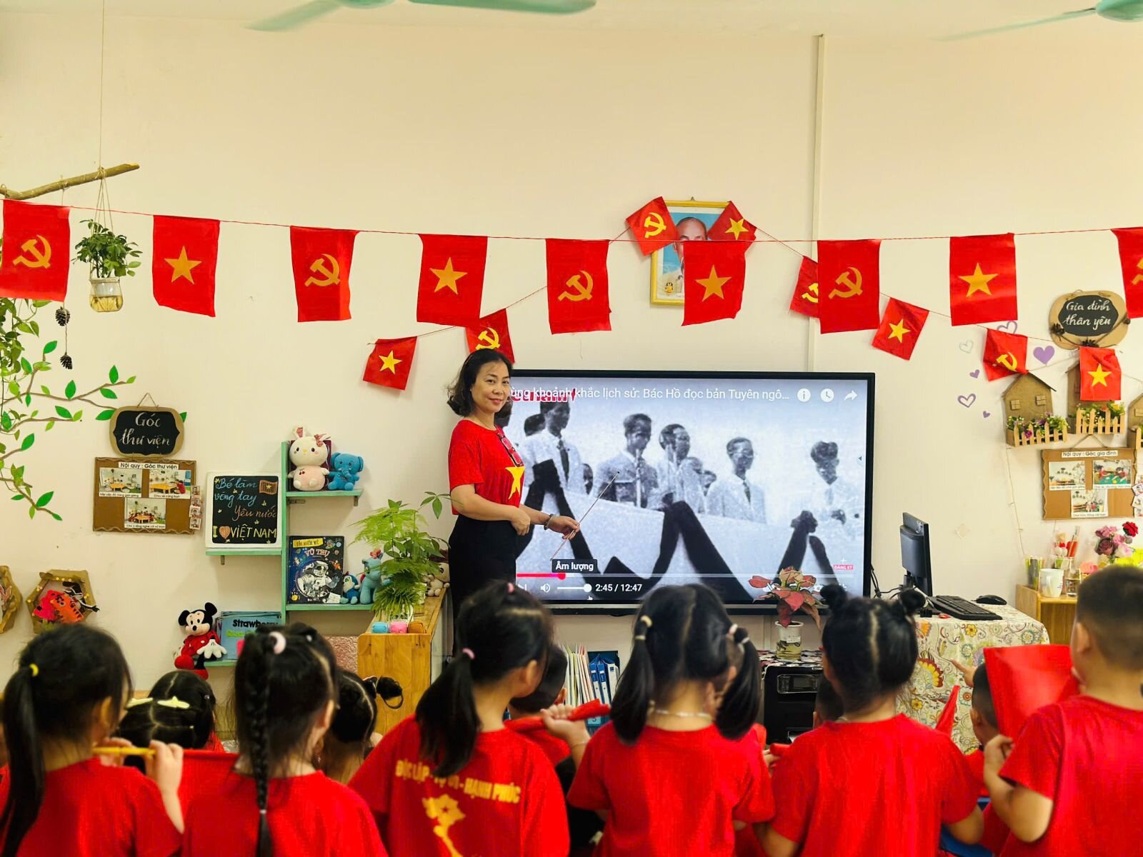 Học sinh lớp A5 tham gia vào hoạt động  chào cờ, xem tài liệu phóng sự chào mừng 80 năm ngày Quốc khánh nước CHXHCN Việt Nam